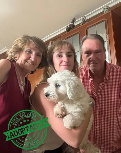 Migas en brazos y rodeado de su nueva familia