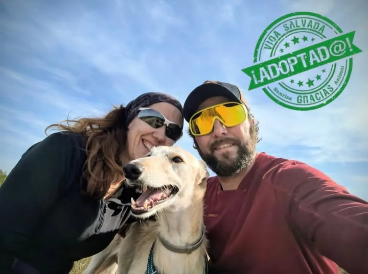 Patton feliz entre las dos personas de su nueva familia
