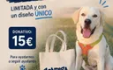 Bolsa solidaria de Sonrisa Animal junto a un perro